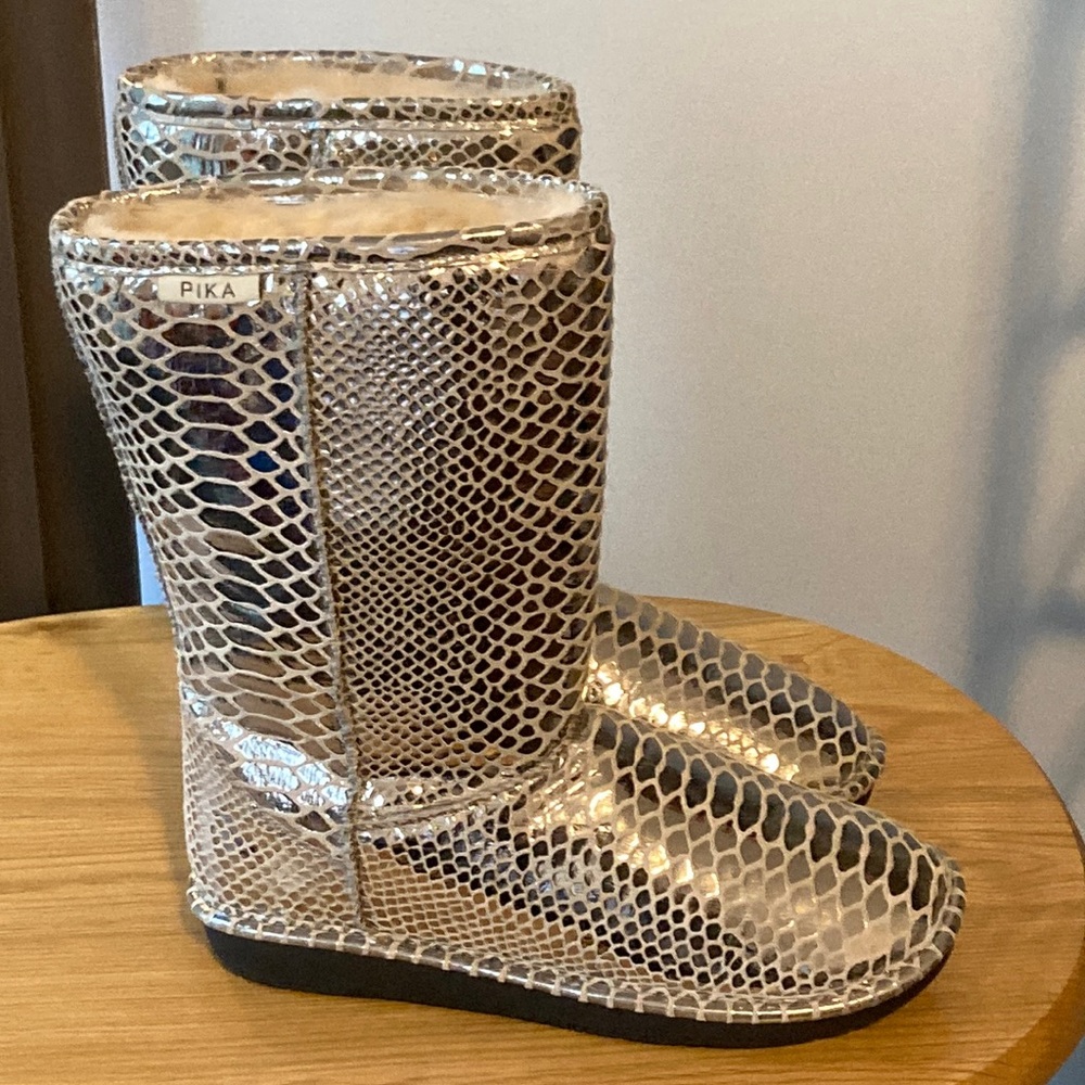Pika boots great condition size 8